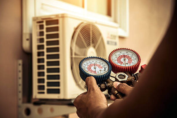 Professional Ductwork Repair technician working in Thompsons, TX